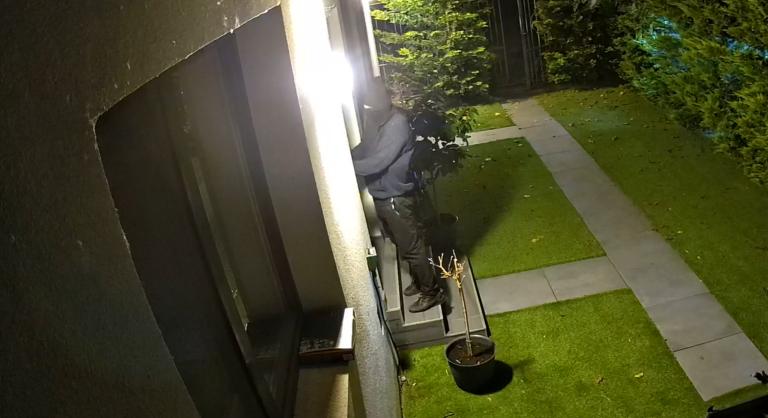 Maszkos férfi ólálkodott Szegeden, videón a feltételezett betörési kísérlet