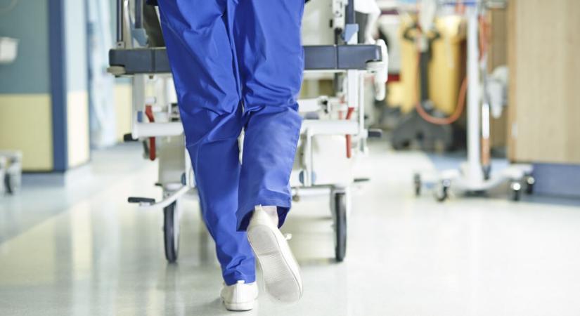 Ennyit kell most várni egy műtétre az állami kórházakban – még tovább nőttek a várólisták