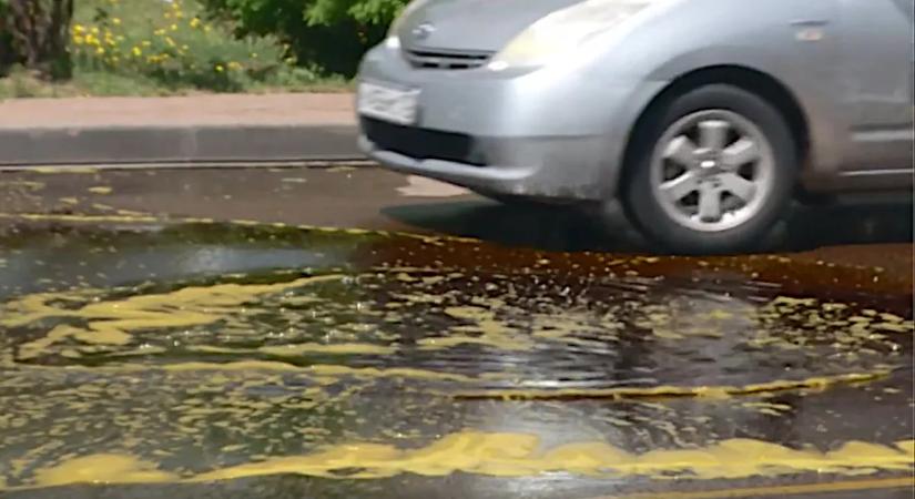 Jégpálya lett az aszfalt, miután 25 tonna étolaj folyt ki