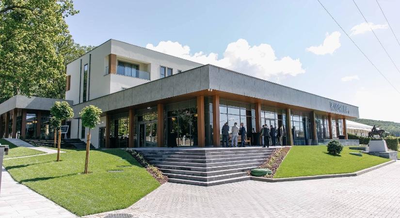 Beruházás és elismerés: új rendezvényközpont nyílt és új díjrendszer indult Háromszéken