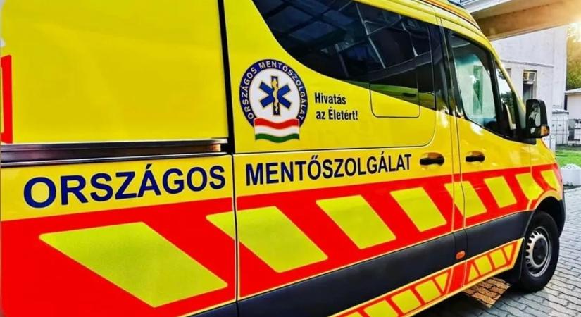 Brutális baleset: házfalnak csapódott egy autó a fővárosban, mentők a helyszínen