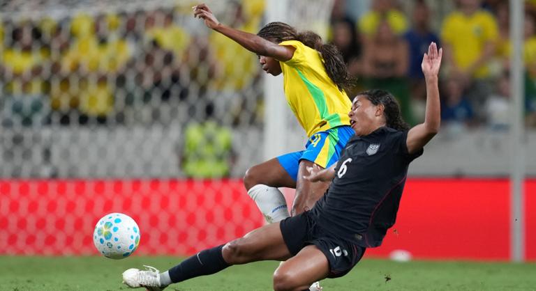 Nyolc piros lap, botrányba fulladt a brazil–amerikai meccs – videó!