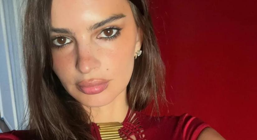 Alig takart valamit Emily Ratajkowski születésnapi ruhája