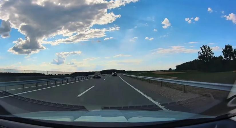 Szó szerint "szembeszállt" a forgalommal egy sofőr az M44-esen