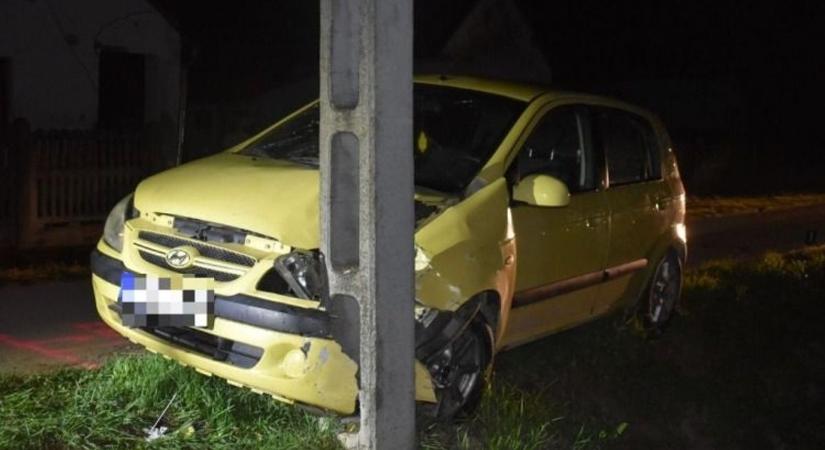 18 évesen, jogosítvány nélkül csapódott villanyoszlopnak – utasa megsérült