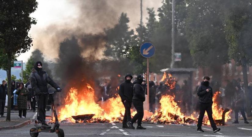 Felgyújtott lakóházak, lángoló busz és autók: zavargások törtek ki Észak-Írországban egy késelés miatt