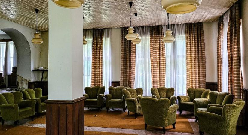 Furcsa freskók egy balatoni üdülőben – évek óta üresen áll, mégis szinte érintetlen a balatonszemesi ingatlan