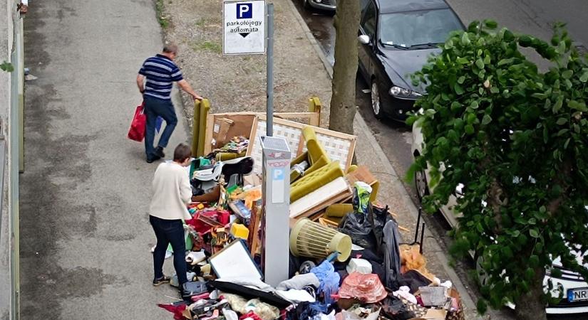 Foglyul ejtette a szemétkupac az egyik parkolóautomatát Szombathelyen - fotó