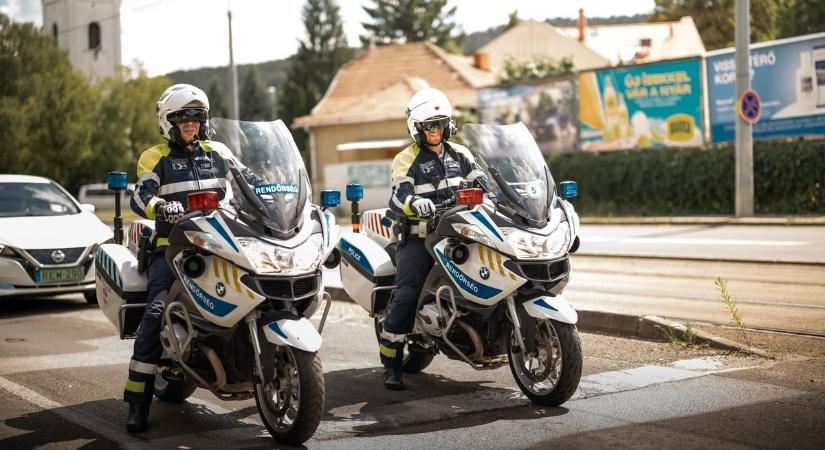 Sokkoló látvány az úton: elképesztő dologra kényszerültek a tiszaújvárosi egyenruhások