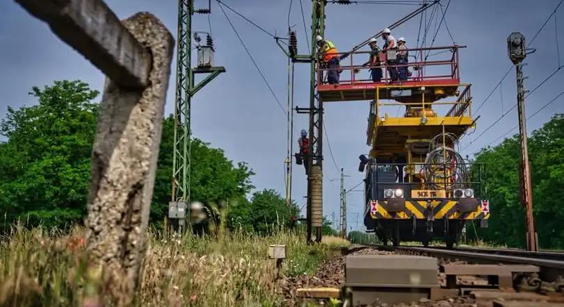 Vitézy Dávid: Felvesszük a kesztyűt a lassújelekkel szemben, több vonalon is elindultak a felújítások