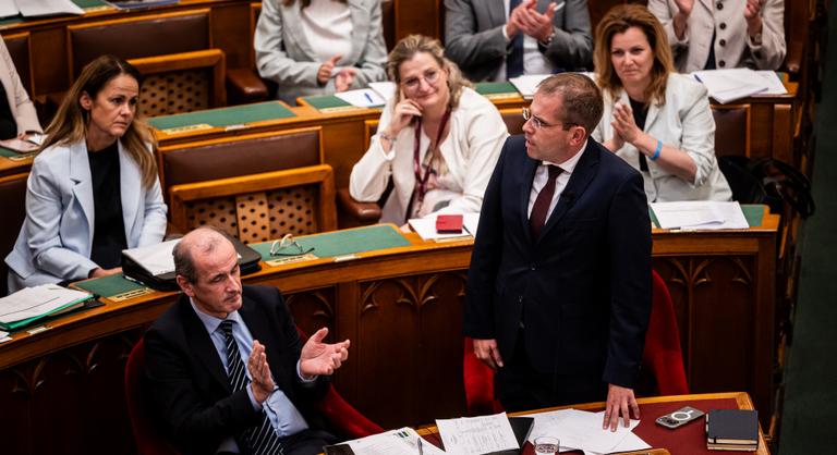 Ruff Bálint rendkívüli ülést kezdeményezett, sebességet váltana a kormány