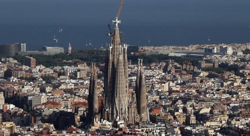 Történelmi pillanat Barcelonában: a pápa áldja meg a Sagrada Família új tornyát