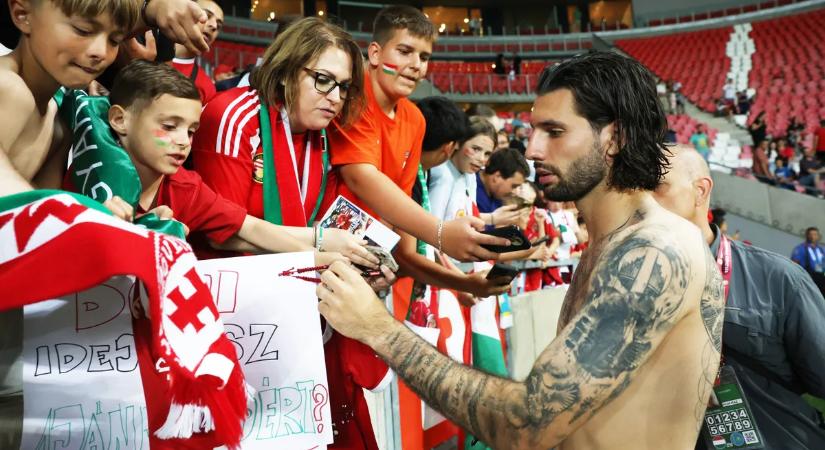 Szoboszlai Dominik körbejárta a stadiont, így váltotta valóra a gyerekek álmát