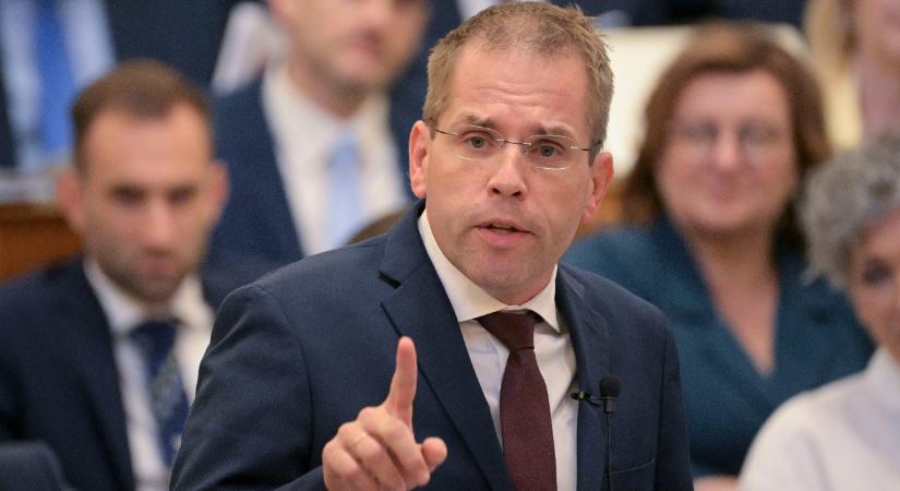 Rendkívüli ülést kezdeményezett a Miniszterelnökséget vezető miniszter