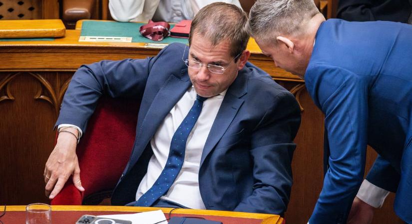 Ruff Bálint rendkívüli ülést kezdeményezett