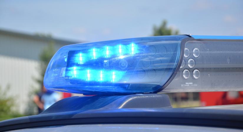 Motoros rendőröknek és rendőrautónak hajtott egy autós a budai Várban, egy rendőr megsérült