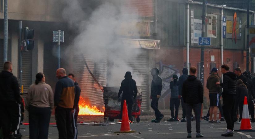 Lángba borult utcák és autók – szudáni menedékkérő gyilkossági kísérlete miatt forrnak az indulatok Belfastban