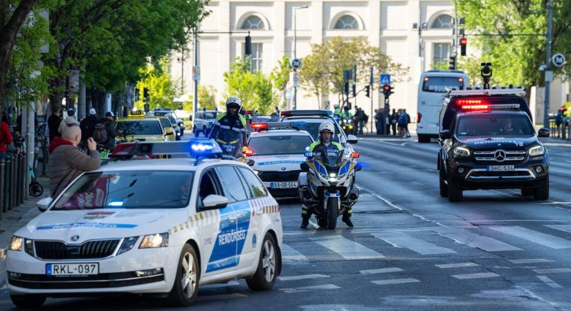 Elszabadult egy sofőr Budapesten: két motorosrendőrnek is nekihajtott