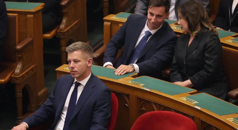 De mit csinál a 140 tiszás képviselő a Parlamentben, amíg Magyar Péter beszél?