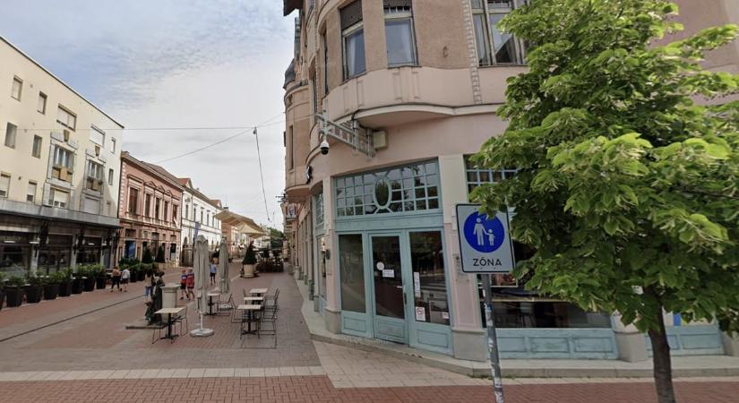 „Sokszor érezni az égett zsír szagát a lakásban” – egy szegedi műemlékház lakóinak életét keseríti meg a rántott csirke