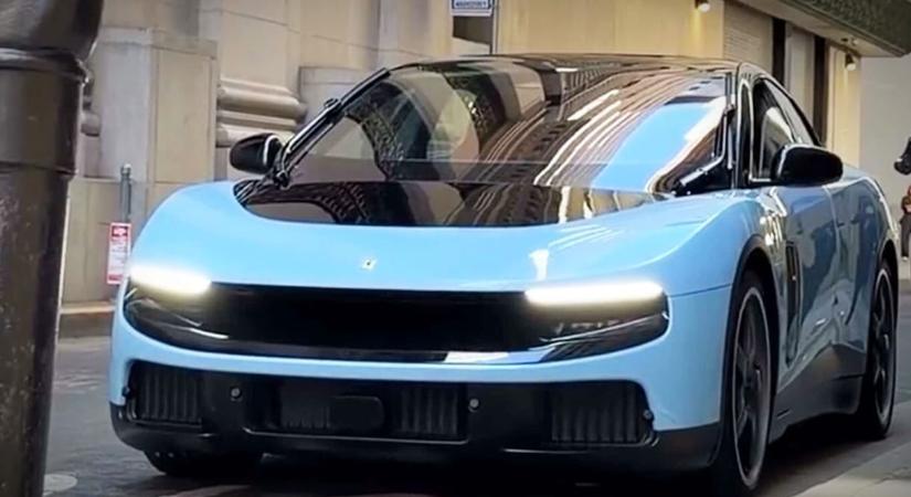 Még szokni kell: először bukkant fel utcán is a Ferrari első villanyautója – videó