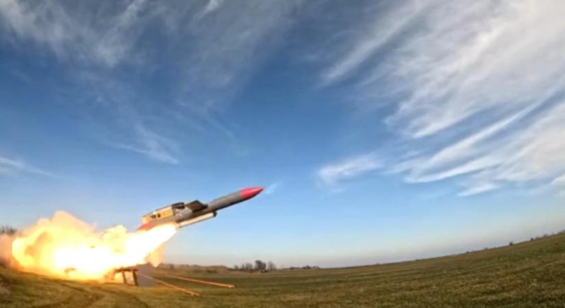 Ukrán rakéták csapódtak be egy orosz hadiipari üzembe és egy olajfinomítóba 900 kilométerrel a frontvonal mögött