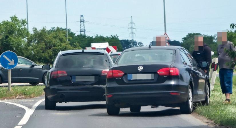 Ráfutásos baleset miatt alakul a torlódás Szombathely határában - fotók