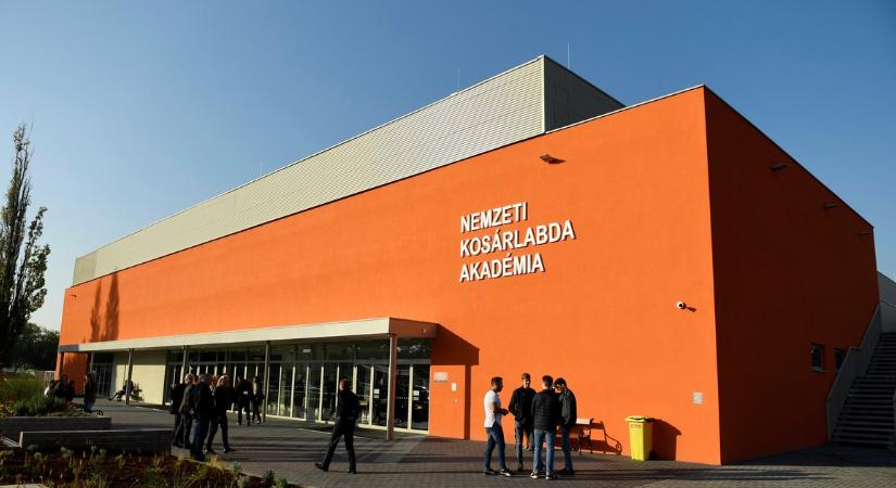 Kislány kamuprofiljával buktatták le a pécsi kosárlabda-akadémia gyógytornászát a szexchaten