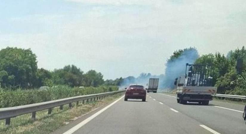 Most jött: Füst borítja az M7-est, figyelmeztetést adtak ki! (videó)