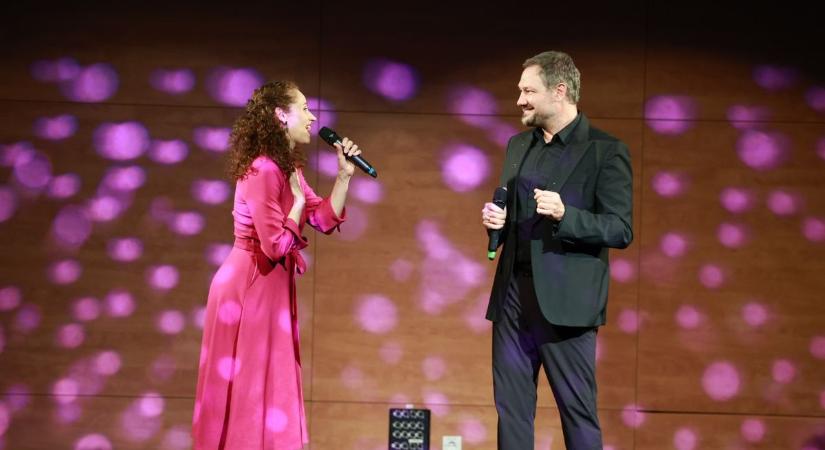 Vágó Bernadett a színpadról köszöntötte osztálytársait