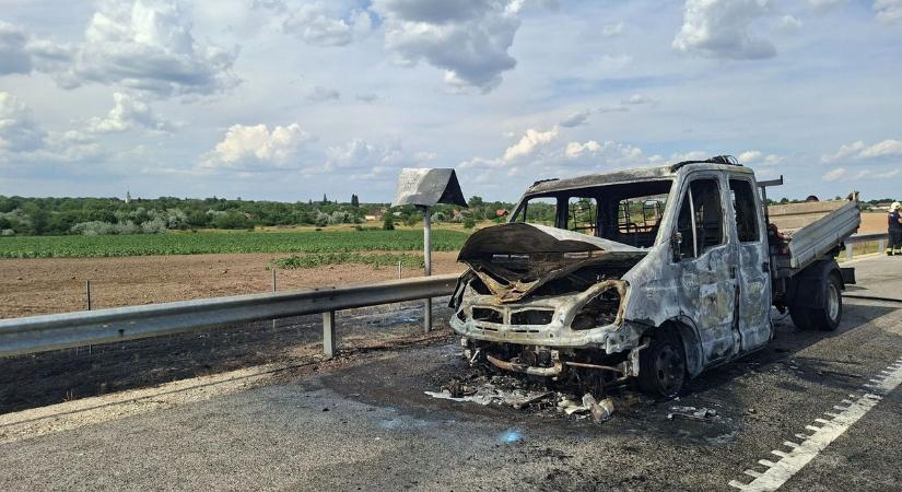 Tűz pusztított az M44-esen, ijesztő, kiégett roncs maradt utána