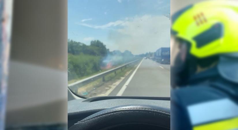 Kigyulladt a sávelválasztó növényzet az M7-es autópályán