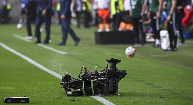 Kiderült, miért zuhant a pályára egy kamera a debreceni stadionban a magyar-kazah meccsen