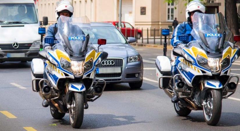 Motorosrendőröknek hajtott egy részeg ámokfutó a Budai Várnegyedben, miután a fél városon keresztül szirénázva üldözték a zsaruk