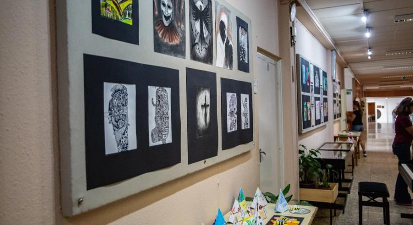 Az iskola diákjainak alkotásai a galériában