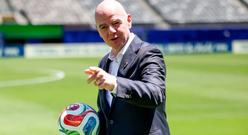 Botránnyal indul a foci-vb, lemondásra szólították fel a FIFA elnökét