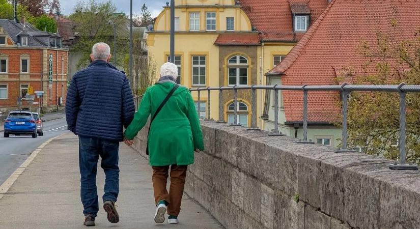 Kiderült, miért lassulnak le a lépteink, ahogy öregszünk