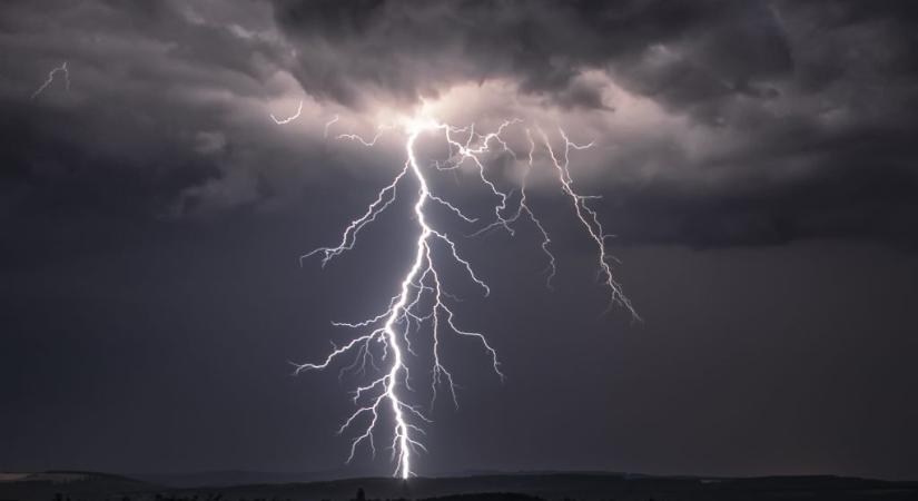 Zivatarrendszer érkezik éjszaka, az egész országra figyelmeztetést adtak ki
