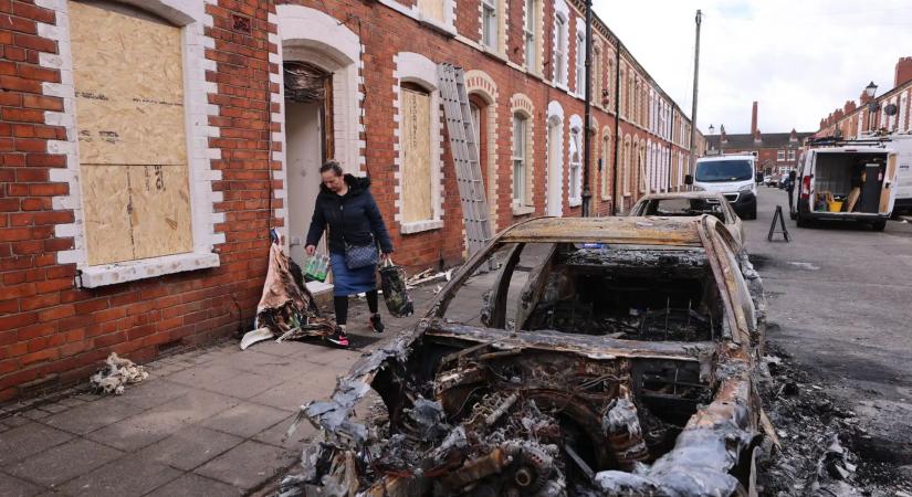 Bíróság elé állították a belfasti késelőt, súlyos migrációellenes zavargások törtek ki Észak-Írországban