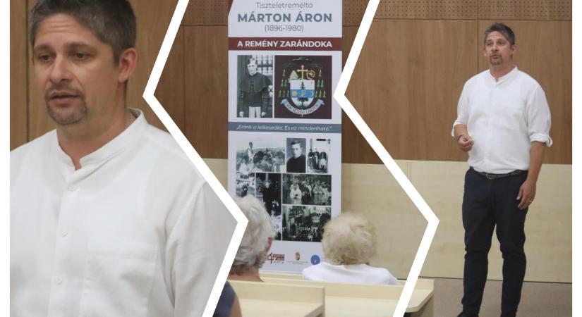 Tóth Péter Lóránt pódiumműsora Márton Áronról Rimaszombatban képekben