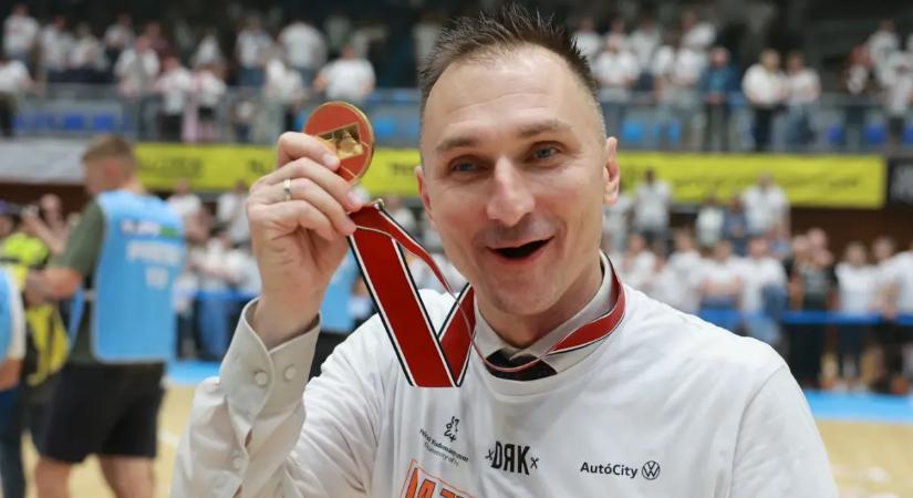 A következő szezonban is Djokics Zseljko irányítja a bajnok Pécs női kosárabdacsapatát