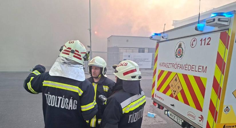 Hatalmas tűz ütött ki egy nyírbátori csarnoképületben: 71 embert menekítettek ki