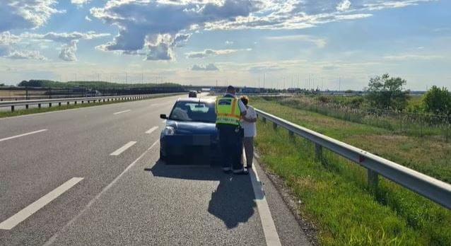Negyven kilométert ment a forgalommal szemben egy idős nő az M44-esen, végül lerobbant az autója