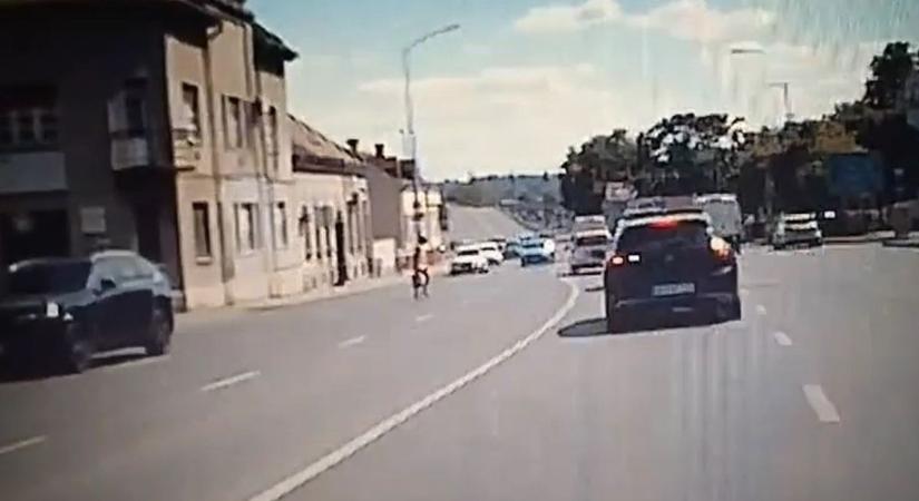 Őrült férfi szaladgál az autók között az Árkád mellett (VIDEÓ)