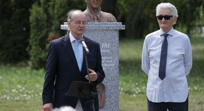 Felavatták a székesfehérvári legenda szobrát az Olimpiai Parkban (galéria, videó)