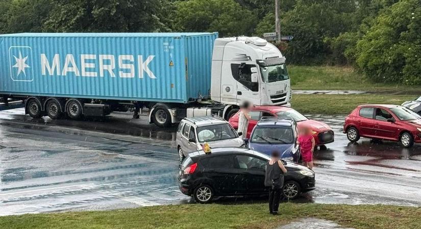 Egy kis eső, és máris kész a baj! Karambol lassítja a közlekedést a város forgalmas szakaszán