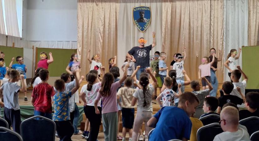 Nevetéstől visszhangzott a kisvárdai iskola: különleges előadó érkezett a diákokhoz