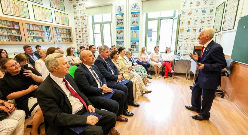 Generációk tankönyvei a falakon – Különleges teremmel gazdagodott a Széchenyi-egyetem - Fotók