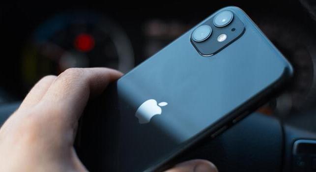 Három évet kellett várni rá, de az iPhone is megtanult kezeket eltüntetni fotókról