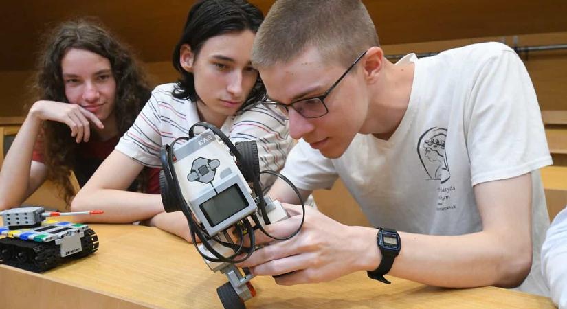 Robotot építettek, programoztak, döntőztek, nyertek